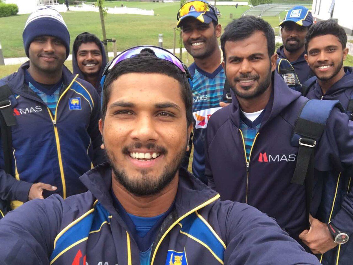 Dinesh Chandimal Takes Selfie With His Teammates