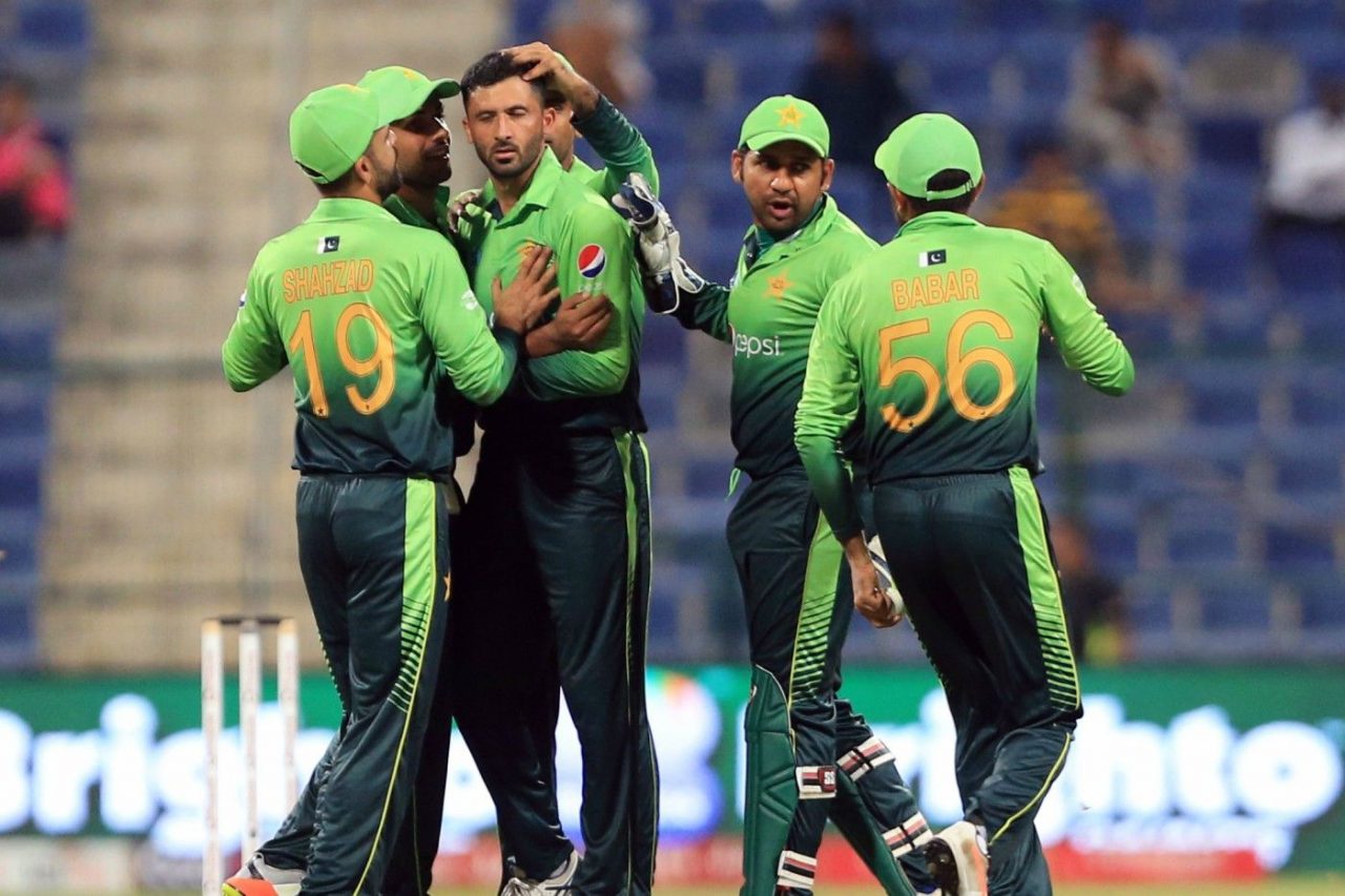 Junaid Khan And His Teamates Celebrates The Wicket