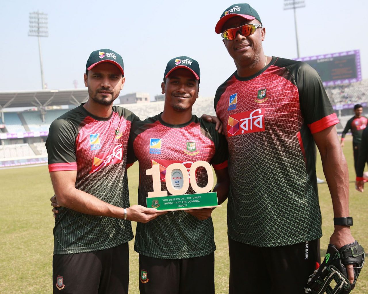 Rubel Hossain Is Flanked By Mashrafe Mortaza And Courtney Walsh After Being Felicitated For 100 ODI Wickets,