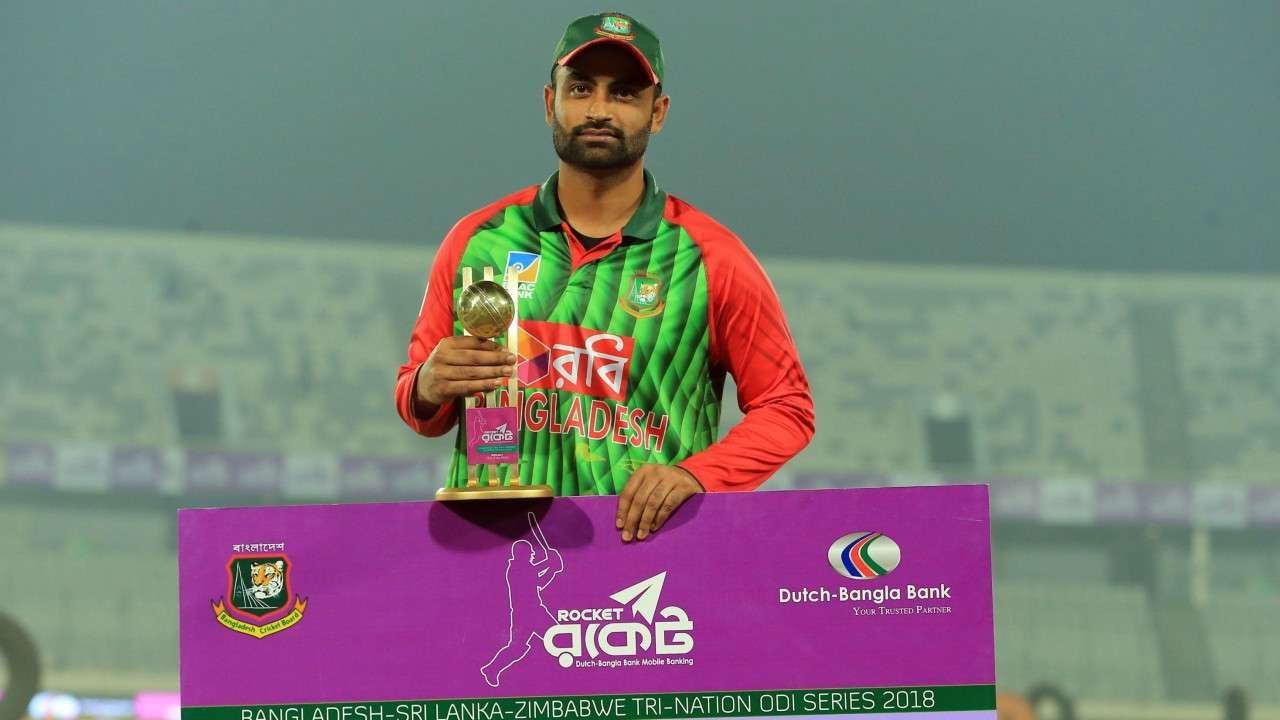 Tamim Iqbal Poses With His Award